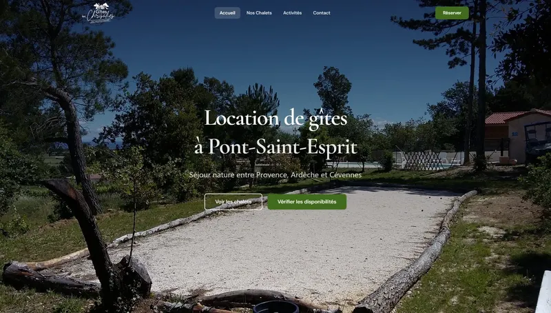 Page d'accueil du site des Gîtes Leschrisalies, chalets dans un parc arboré
